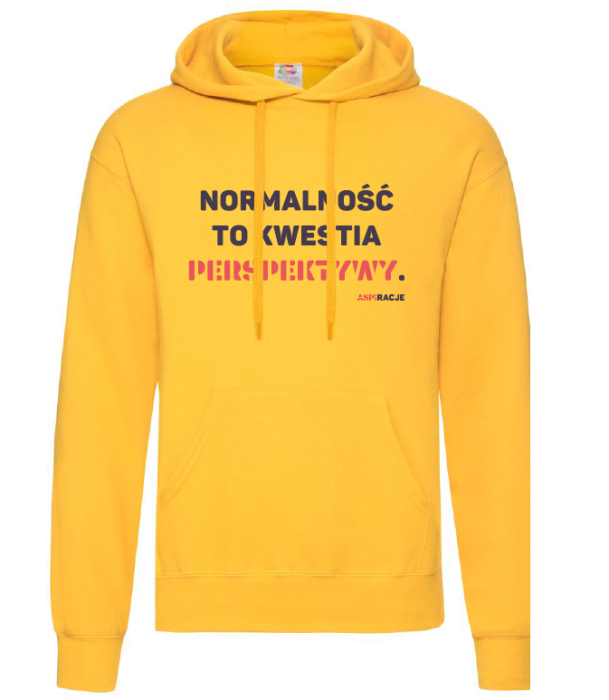 Normalność żółta bluza kaptur aspiracje.png