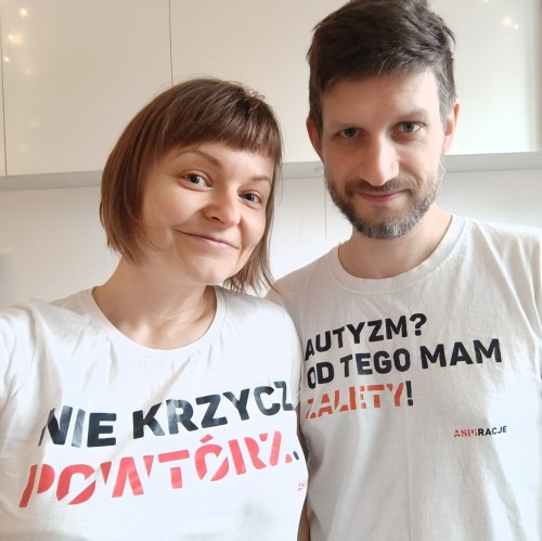 Założyciele Aspiracji  w białych koszulkach