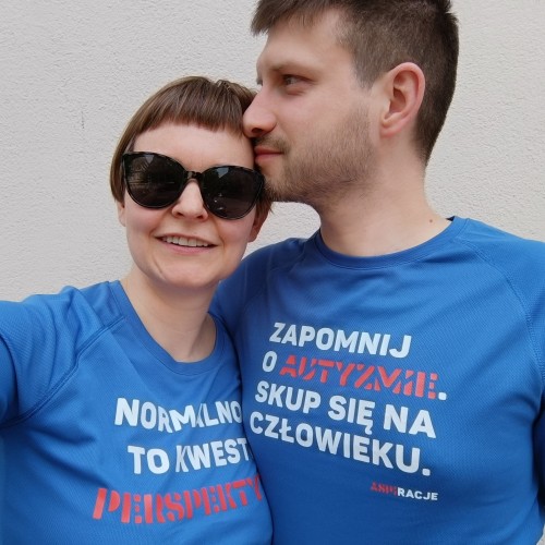 Założyciele Aspiracji  w niebieskich koszulkach