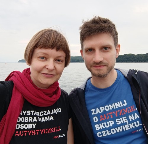 Założyciele Aspiracji w kolorowych koszulkach